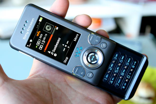 Illustration for article titled Sony Ericsson's Swag Box Arrives at Giz HQ